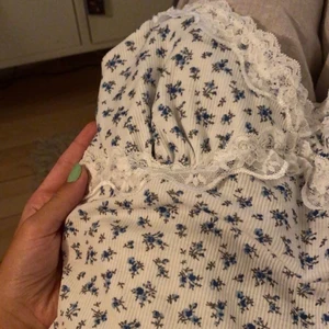 Blommigt linne  - Säljer detta linne då de inte riktigt passar mig💞💞 använt 1 gång💞💞0kr+frakt💞