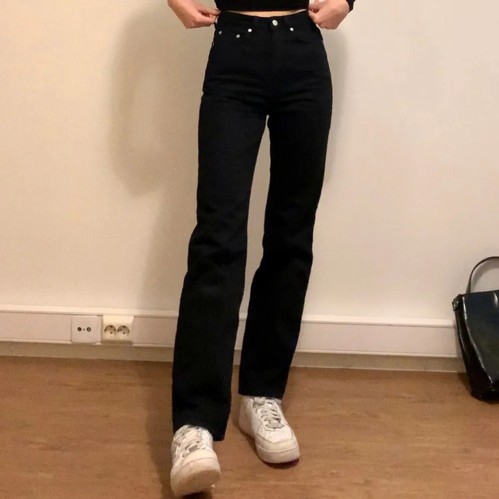 Raka jeans i modellen Rowe från Weekday. Fint skick🥰 Storlek 27/32 (jag har vanligtvis 36/S på jeans). Jeans & Byxor.