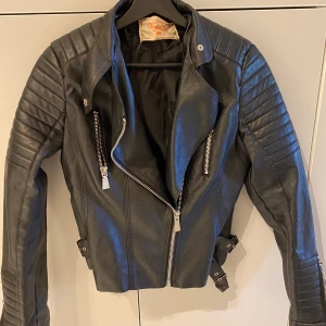 Jacka  - En skinnjacka i bra skick knappt använd i storlek 40