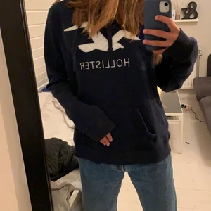 Hoodie - Mörk blå Hoodie ifrån hollister. Sitter jätte fint och skönt!