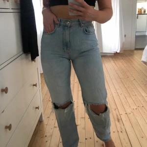 90s jeans med hål/Raka jeans - Raka jeans från Gina Tricot. Färg Lt Blue. Strl 38, endast använda ett fåtal gånger. Lite för små för mig!! Säljer även ett par i samma strl, men i mörkare färg. Kan sälja båda med paketpris!