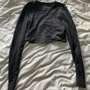 Svart långärmad tröja  - Jättefin svart långärmad tröja i bra skick. Säljer då den inte kommer till användning. Frakt tillkommer 