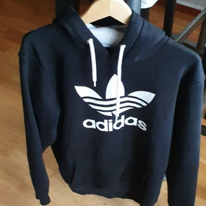Åkta unisex Adidas tröja  - I mycket bra skick och användade cirka 4 gånger och passar xs_ L, finns fler bilder och bud I kommenterna 