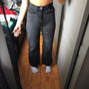 Svarta raka jeans