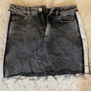 Jeanskjol - Jeanskjol från zara som är ca 3 år gammal. Har ej använts på två år och därför dags och sälja. Jättesnygga detaljer på kanterna som gör den lite roligare.