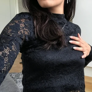 Turtleneck topp - Svart turtleneck topp långärmad blommönster. I väldigt bra skick då jag tyvärr ej har använt den. Passar super bra till vardaglig användning eller till finare möten🥰🤍