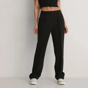 Kostymbyxor - Säljer dessa kostymbyxor från nakd i storlek 36!! De är endast testade och därför i nyskick😊