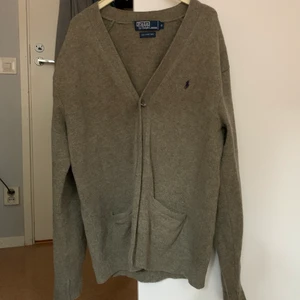 Grön kofta - I ett jättefint skick! Möts upp i Stockholm, annars tillkommer frakt på 66kr! 