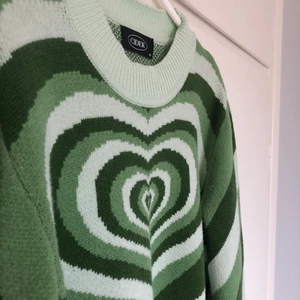 Cider heart - skitsnygg grön tröja med hjärta, något liten i storleken. oanvänd.