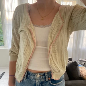 Super söt kofta  - Ljusgul kofta med rosa kanter säljs ☺️ super fin, fattas tyvärr en knapp men det märks inte 