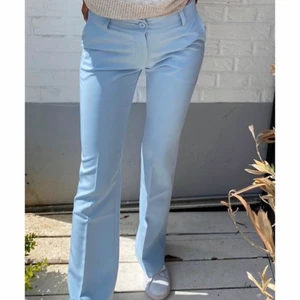 Ljusblå kostymbyxor - Säljer mina helt oanvända kostymbyxor eftersom jag rensar min garderob! 