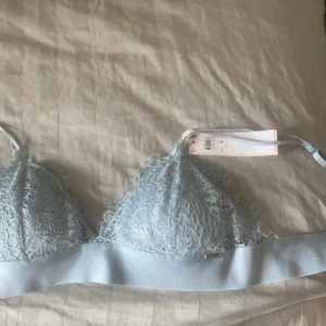 Bh utan bygel - Jättefin baby blå bralett som tyvär är för liten för mig. Helt nu, helt oanvänd!