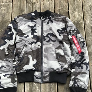 Alpha Industries BomberJacka  - Jacka I Nyskick. Skriv för fler bilder och info.