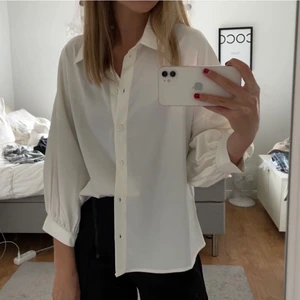 Satin skjorta - Säljer denna skitfina skjortan i satin från na-kd 🤍 den är aldrig använd så den är helt som ny! Frakten ingår ej i priset (44kr). Hör av er vid frågor ☺️