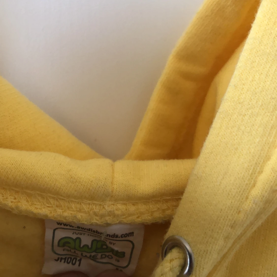 Gul vintage hoodie med rött tryck som ny - 91