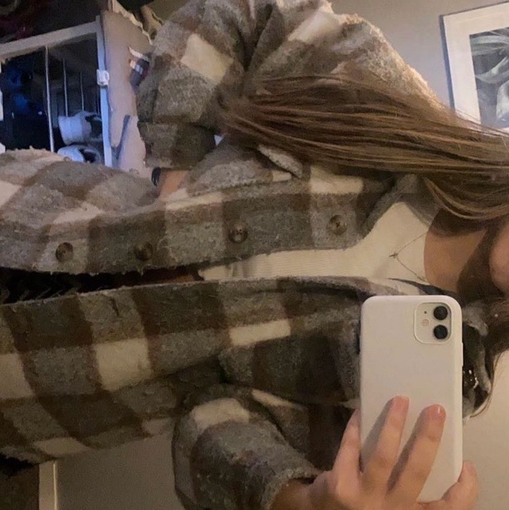 Säljer nu denna fina jacka från pull & Bear som knappt är använd 🥰 passar både XS/S och säljs för 300+ 79kr frakt ❤️ Första bilden är lånad! Finns mer att skicka.. Jackor.
