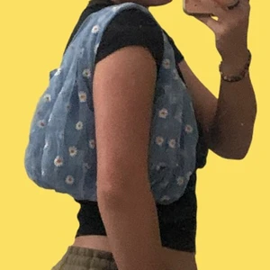 Blommig Väska - Blommig handväska ljusblå I jätte bra skick 💙