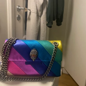 Kurt geiger väska - Säljer denna fina Kurt Geiger väska, så fin och den gör verkligen en hel outfit! 