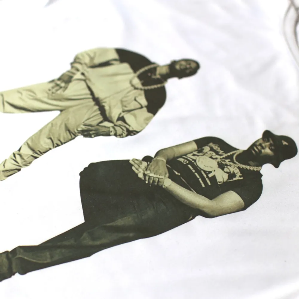 En cool vit och vintage t-shirt som har ett print på två kände gamla hiphop legendarer Eric b. Och rakim som var väldigt populära under 90-talet och 00-talet. Köpt för länge sedan när de var populära på en secondhandbutik i New York.. T-shirts.