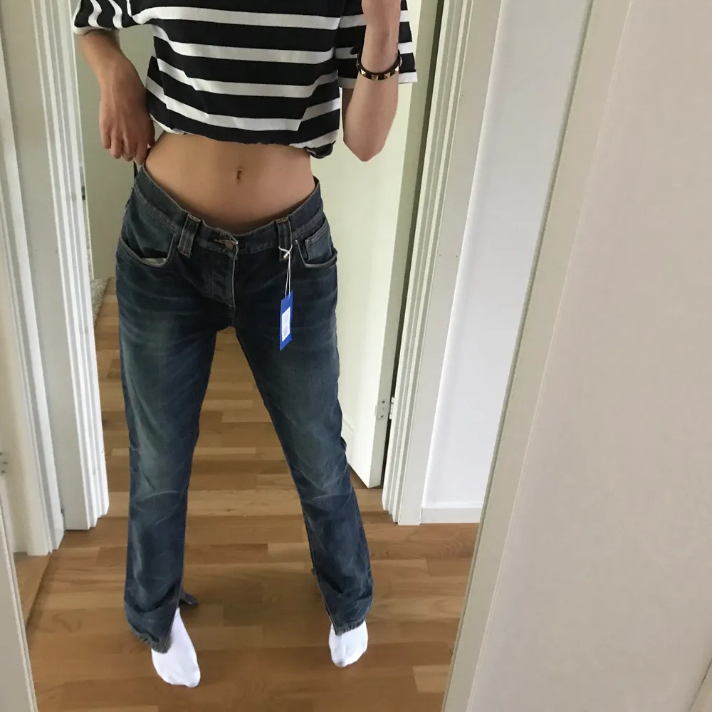 Tvär balla jeans från nudie jeans!! Köpa från sellpy, aldrig använda av mig pga köpte fel storlek!⚡️. Jeans & Byxor.