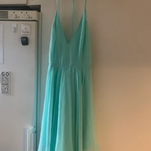 Klänning storlek s helt ny  - Klänning från Nelly som är öppen i ryggen. Prislappen är kvar. Storlek S 