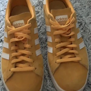 Adidas storlek 36,5  - Har använt dom 2 gånger så dom är som nya, storlek 36,5! 