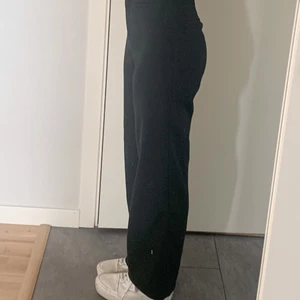 Svarta kostymbyxor  - Bästa kostymbyxorna från monki. Den perfekta raka modellen som faller så snyggt. Måste tyvärr sälja pga de börjar bli för små🌸🌸 Stl 32. Jättefint skick