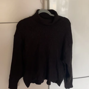 Svart stickad polo, stl M - Svart höstig polo, stickad från HM. Stl M