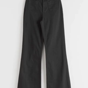 & Other stories jeans - Svarta vida jeans från & other stories. Långa i benen, höga i midjan och sitter jättefint runt former! Använda 1 gång, köptes nya för 690kr. Storlek M.                                                                          Givet pris eller bud💕