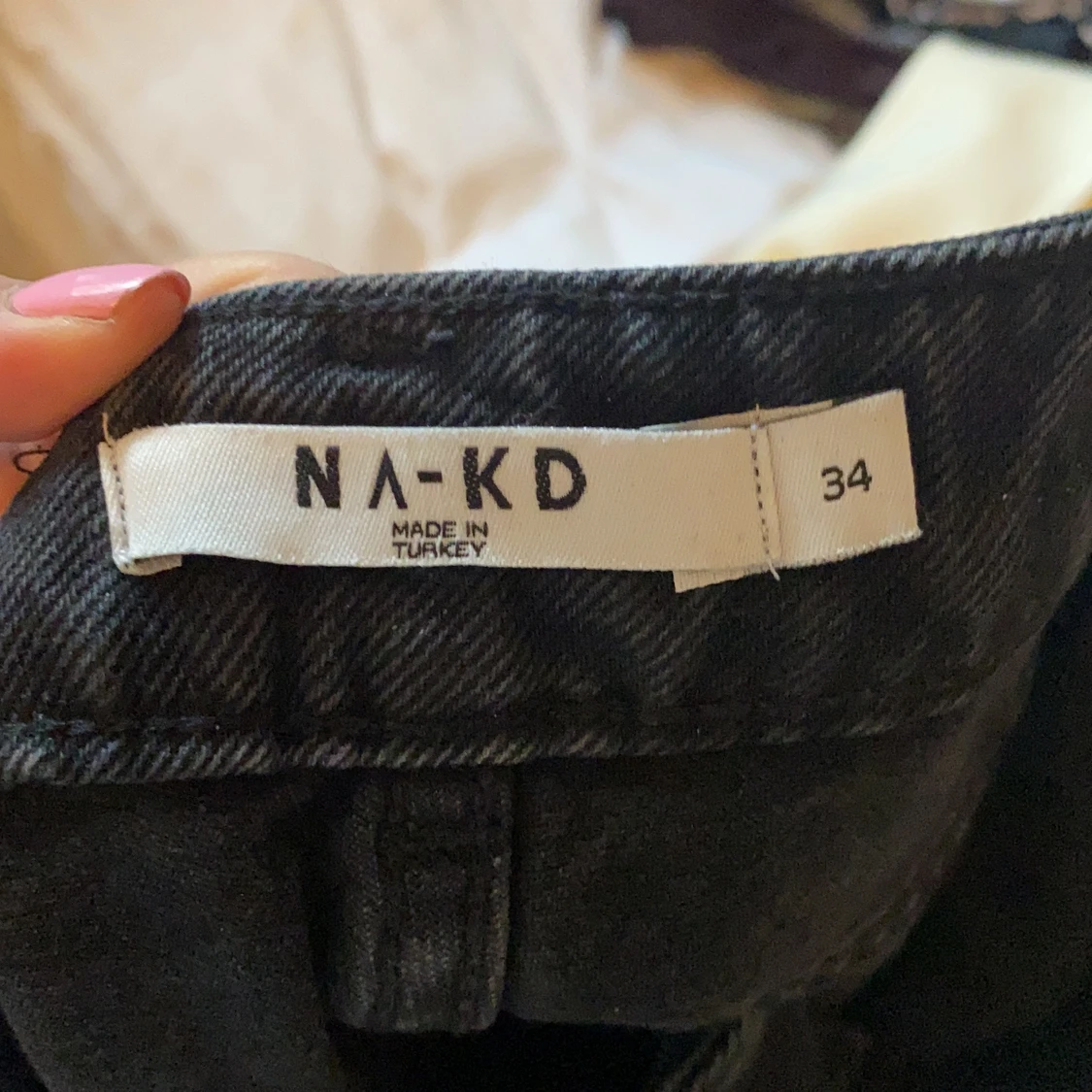 Svarta jeans med slitning - 91