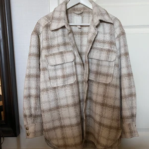 Rutig jacka  - Rutig jacka från H&M i storlek S, väldigt skön och fin. Inte använt speciellt mycket!