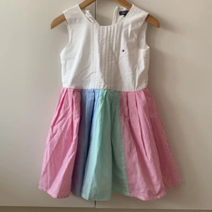Tommy Hilfiger klänning storlek 116 - Väldigt fin Tommy Hilfiger klänning storlek 116. 125kr