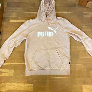 SÄLJER PUMA HOODIE I LJUSROSA. Används inte längre men jättenajs hoodie. Köpt på Intersport killadelning. Kan skicka mer bilder. 