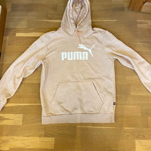 Hoodie puma - SÄLJER PUMA HOODIE I LJUSROSA. Används inte längre men jättenajs hoodie. Köpt på Intersport killadelning. Kan skicka mer bilder. 