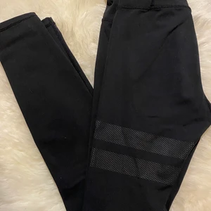 Stronger Etna tights - Populära Etna tights från Stronger i svart. Endast använda 2 gånger, nyskick. Storlek XS, passar även XXS och S. Jättefina tights som sitter tajt och bra, finns ficka (bild 2). Nypris 699kr Frakt ingår i priset. Betalning sker via SWISCH.