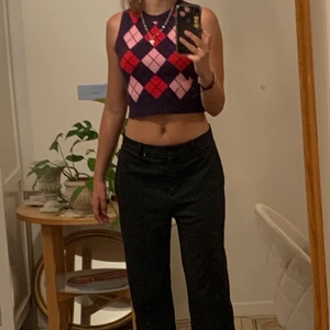 rutig väst - fin stickad väst, storlek xs/s :) använd fåtal gånger så i nyskick!!