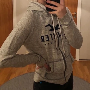 Hollister hoodie - ((((LÅNAD BILD)))) Använd fåtal gånger så fortfarande i gott skick🥰