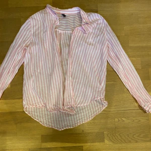 Skjorta - Rosavit randig skjorta från hm. Så snygg att ta över en gripas topp. Älskar färgerna, tyvärr kommer den aldrig till användning.