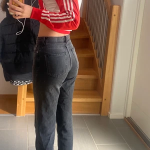 svarta baggy jeans - Säljer mina svarta baggy jeans från gina, säljer för att de tyvärr är för korta och för små på mig (jag är 169). De är i storlek 32, Skriv privat för intresse! 