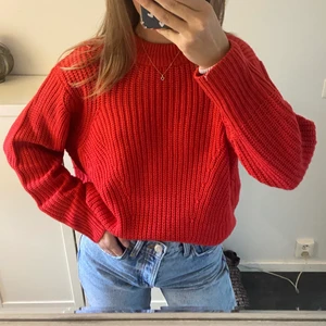 Stickad tröja  - Röd stickad tröja i väldigt bra skick. Köparen står för frakten💕💕