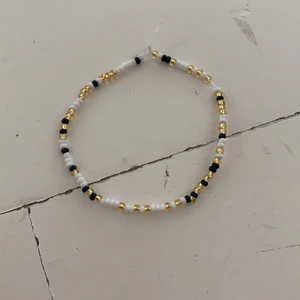 Hej - Hej jag säljer detta jätte fina armband i svart guld och vit