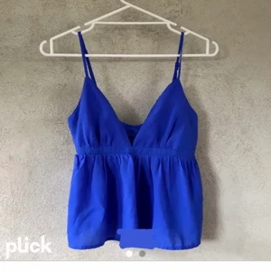 Linne Bikbok  - Säljer ett fint linne från bikbok då jag inte längre får användning av det. Det är i nyskick och i storlek M men passar även s.  (Lånade bilder) 