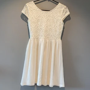 Vit klänning - Vit klänning från Cubus, använd 2 gånger. Strl. 158cm men passar XS.