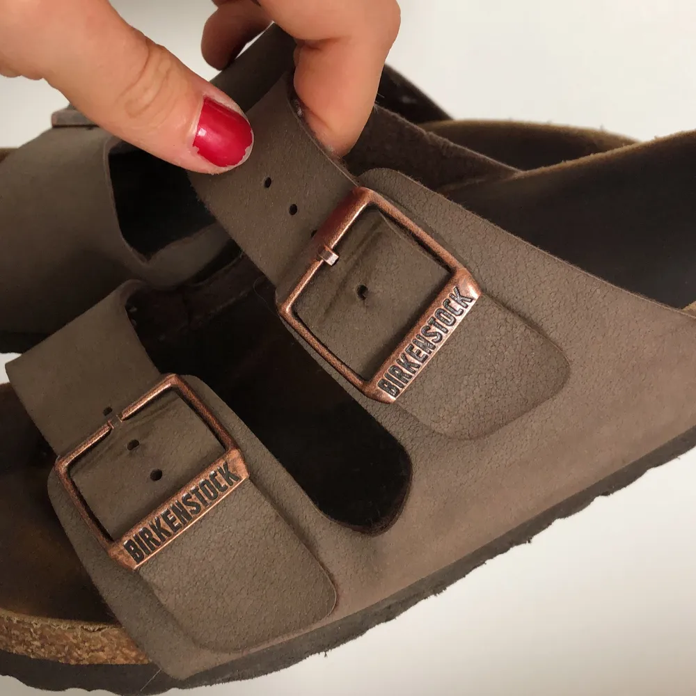 Bruna birkenstock i bra skick. Storlek 36. Skor.