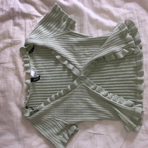 Tröja med knapp - Tröja med knapp som håller ihop den. Från H&M knappt använd.