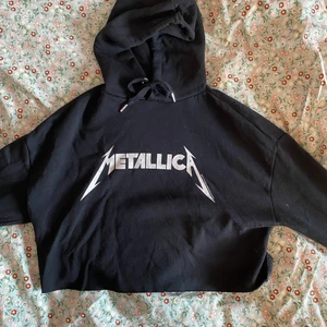 Metallica cropped hoodie - Fint skick, croppad, från h&m. Köparen står för frakten :)