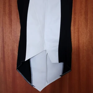 Asymmetrisk kjol - Lite använd, vit läder immitaton, stech svarta sidor