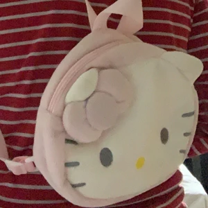 Hello Kitty väska - Ryggsäck💓 köpt här på plick, använd ca 2 gånger av mig. Jättefint skick, frakt ingår