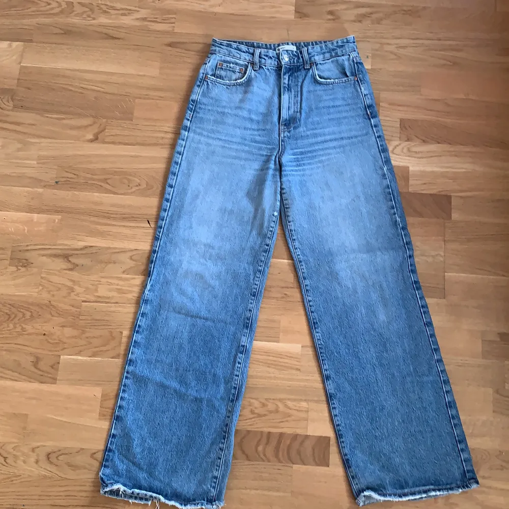 Högmidjade mörkblå jeans. Något år gamla. Sitter tajt, skulle säga att de passar någon med strl S också. Säljer pga att de är för små . Jeans & Byxor.
