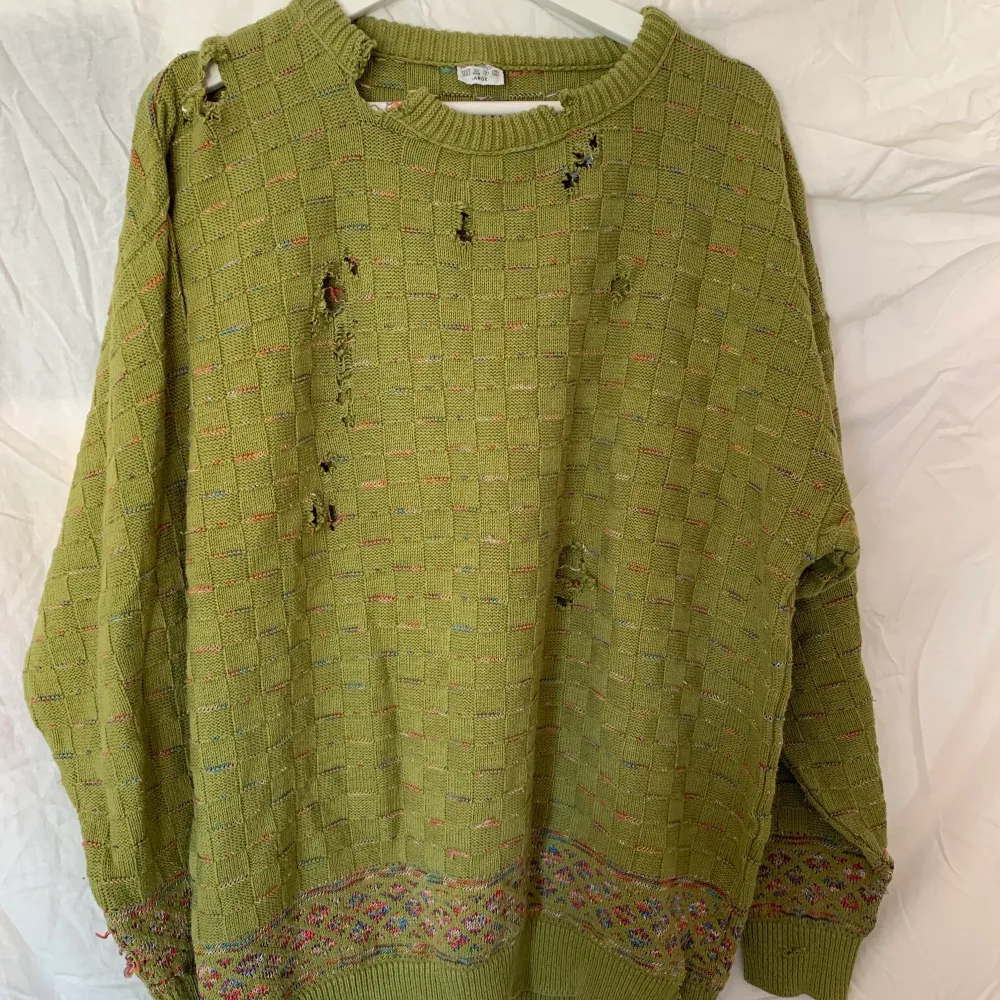 så fin och cool grön stickad tröja med hål i! säljer då den tyvärr inte kommer till användning :(. Tröjor & Koftor.